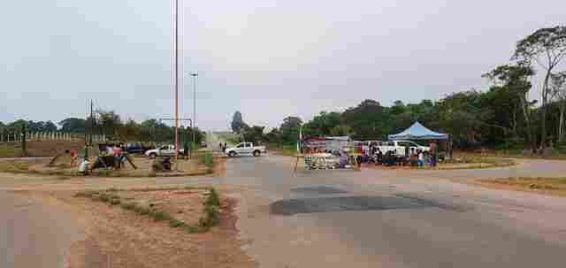 Manifestantes liberam BR-364, mas permanecem nas laterais da rodovia; PRF pode agir