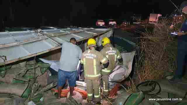 Mulher morre presa às ferragens de carro em acidente com carreta