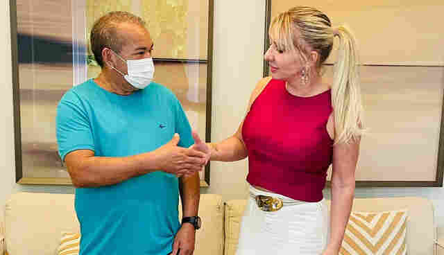 Ieda Chaves incentiva empreendedor do Lago do Cuniã com doação para restaurante que serve carne de jacaré