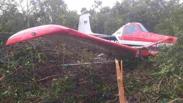 Pequeno avião sofre pane e cai a 200 metros da pista de pouso