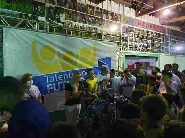 Caravana do Natal das Chuteiras entrega calçados aos alunos do Talentos do Futuro em Extrema