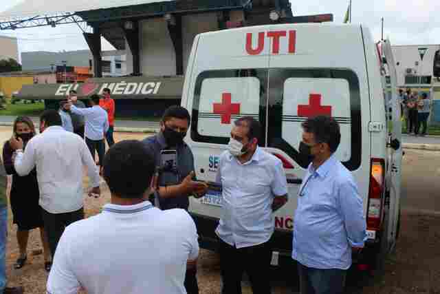 Deputado Laerte Gomes entrega primeira ambulância UTI móvel na história de Presidente Médici