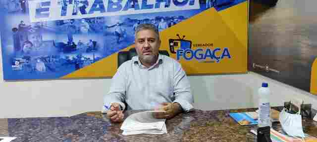 Vereador Fogaça destaca trabalho da Emdur no campo de futebol do bairro JK