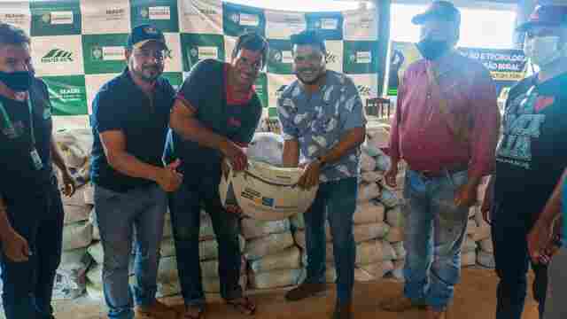 Deputado Marcelo Cruz participa da entrega de 20 toneladas de calcário no distrito de União Bandeirantes