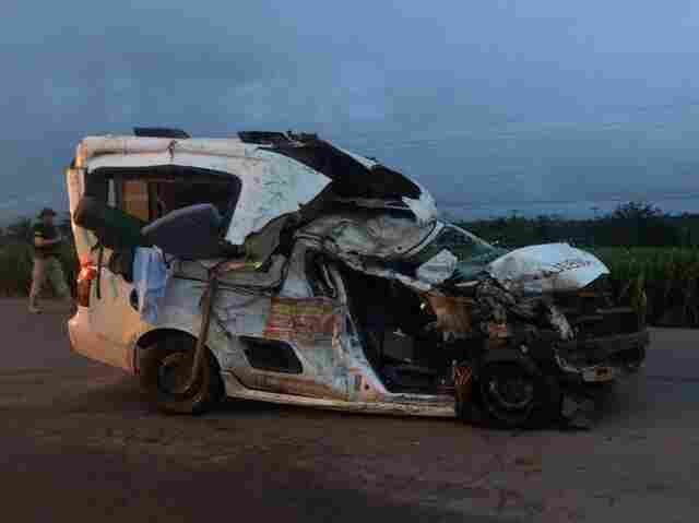 Enfermeira morre após colisão entre ônibus e ambulância