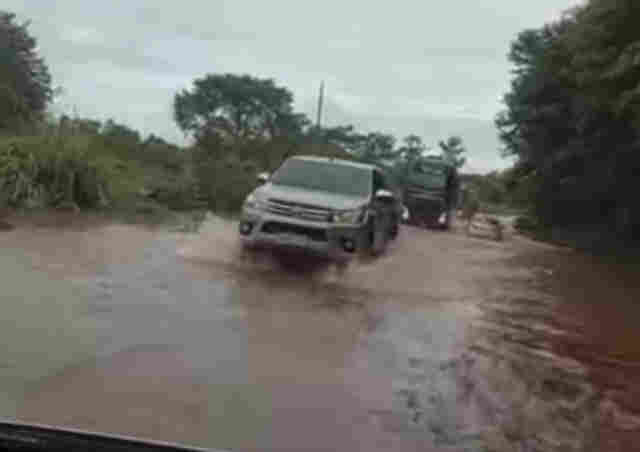 Rio transbordou: BR-364 está interditada no km 540, em Alto Paraíso