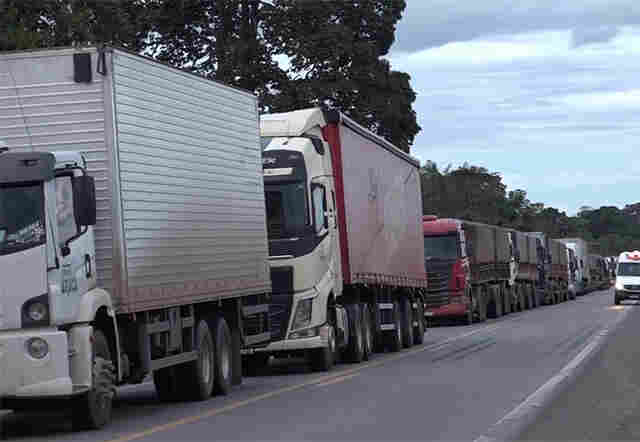 Água na pista da BR-364 atinge 1,60m de profundidade em Ariquemes; fila é de mais de 10 quilômetros