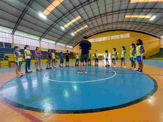 Práticas esportivas auxiliam na formação de pequenos atletas do Talentos do Futuro