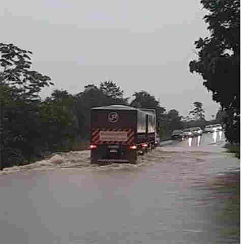 BR-364 é interditada em Pimenta Bueno devido a alagamento na pista