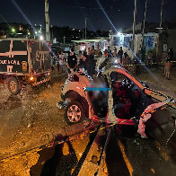 Sobrevivente de acidente com carro que derrubou poste vai precisar de cirurgia na cabeça