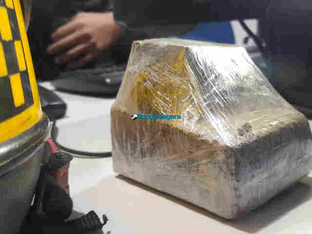 Mototaxista é preso com grandes porções de maconha próximo a campo de futebol