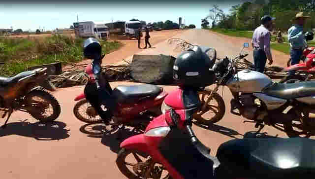 Vídeo: por falta de segurança em Extrema, moradores bloqueiam a BR-364 por tempo indeterminado