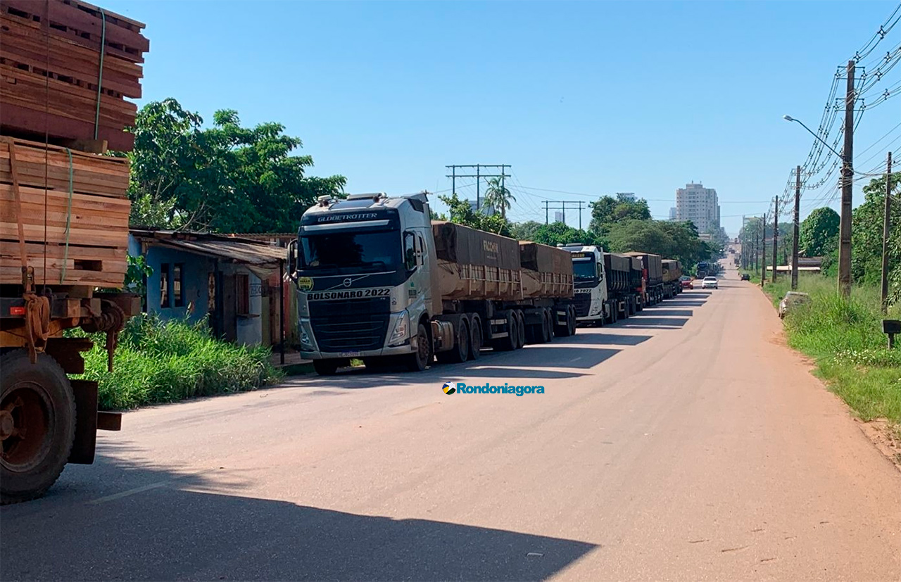 V Deo Manifestantes Bloqueiam A Estrada Do Belmont Terra E