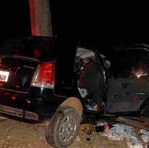 Motorista perde controle da direção de veículo e morre após colisão contra arvore
