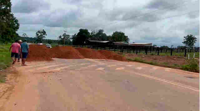 Manifestantes fecham a BR-425 com carradas de terra em Nova Mamoré