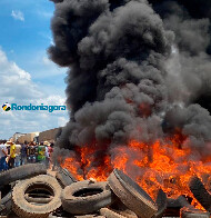 Vídeo: Em meio a negociações, manifestantes incendeiam pneus na BR-364, em Ariquemes
