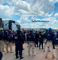 Vídeo: Tropas de choque negociam saída pacífica de manifestantes da BR-364, em Ariquemes