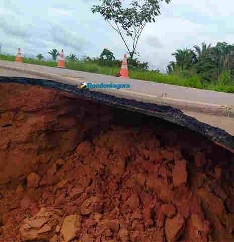 BR-364 é totalmente interditada em Extrema após desbarrancamento e surgimento de grande buraco