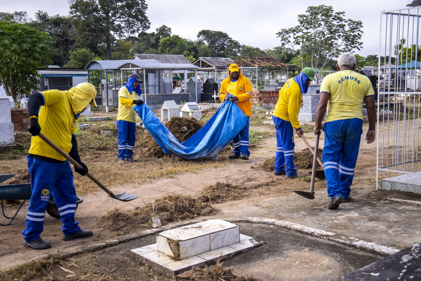 Prefeitura da capital faz mutirão de limpeza nos cemitérios que terão