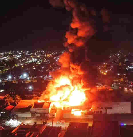 Loja da Ciclo Cairu é completamente destruída por incêndio em Pimenta Bueno