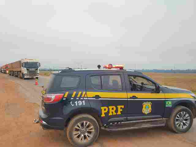 Carreta tomba na BR-364 e pista é interditada em Candeias