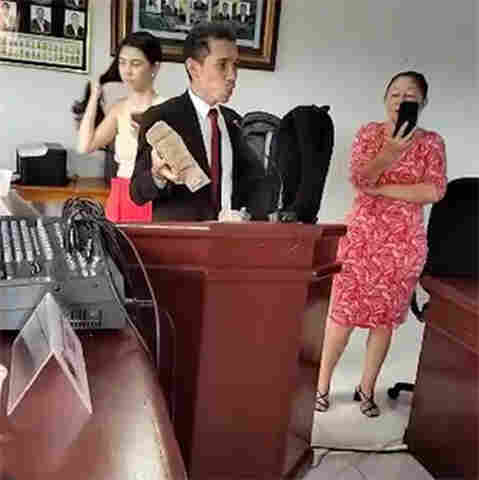 Vídeo: vereador denuncia suposto suborno de prefeito e joga dinheiro pela janela