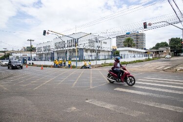 Prefeitura faz alterações em tráfego de via com nova sinalização no cruzamento da Rogério Weber com João Alfredo