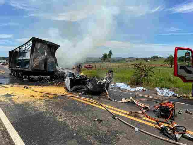 Grave acidente deixa pelo menos três mortos na BR-364 em Cacoal; rodovia está fechada