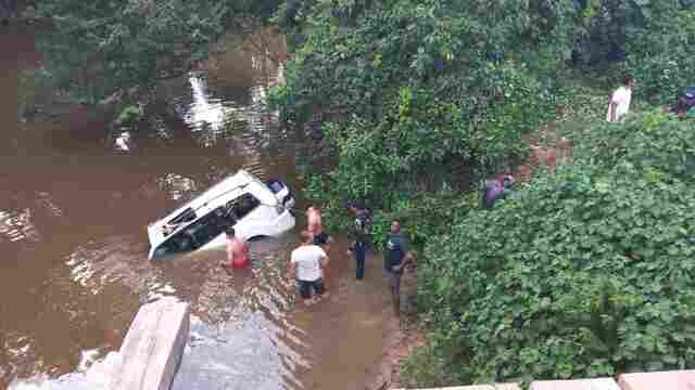 Cinco pessoas morrem em Pimenteiras após caminhonete cair em rio