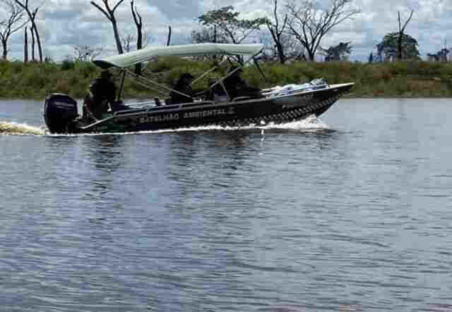 Voadeira da PM naufraga com militares a bordo