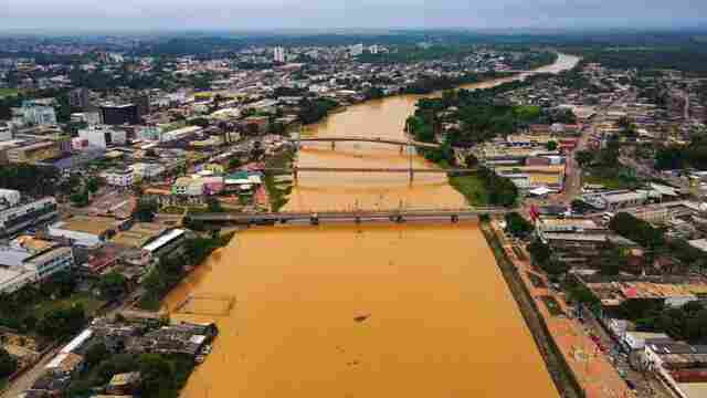 Rio Acre alcança 15,46 metros e 30 bairros já estão alagados em Rio Branco, diz Defesa Civil