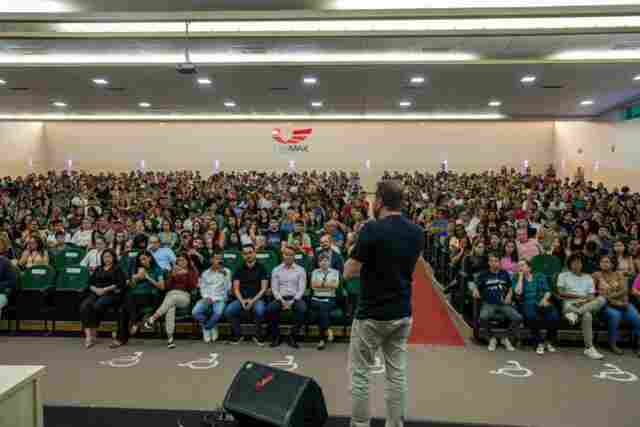 Estudantes do programa Faculdade da Prefeitura assinam termo de concessão da bolsa de estudos