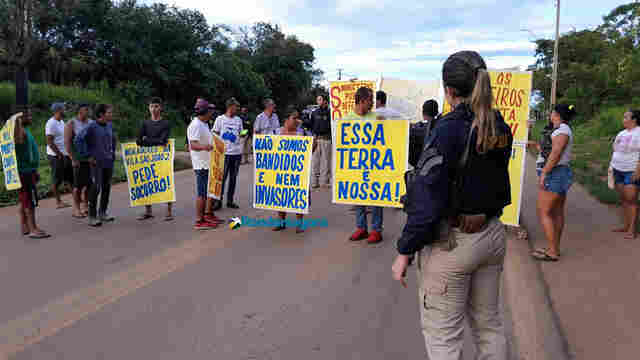 Moradores interditam a BR-364 após a ponte do rio Madeira em protesto contra possível desocupação