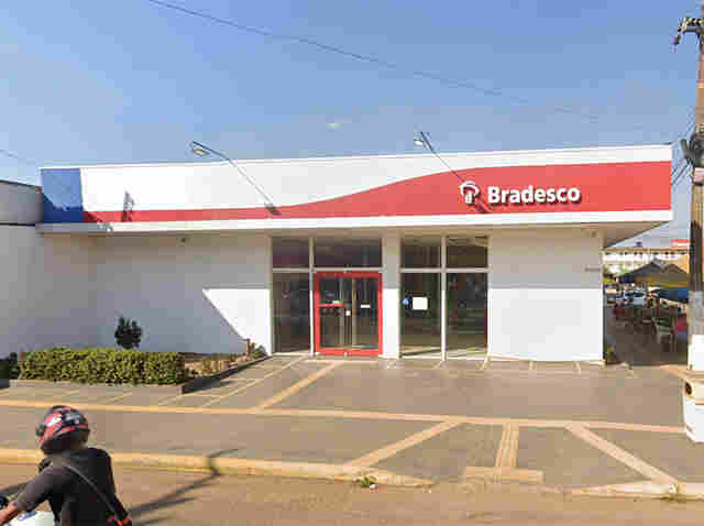 Criminoso faz buracos para invadir banco, mas foge após alarme disparar