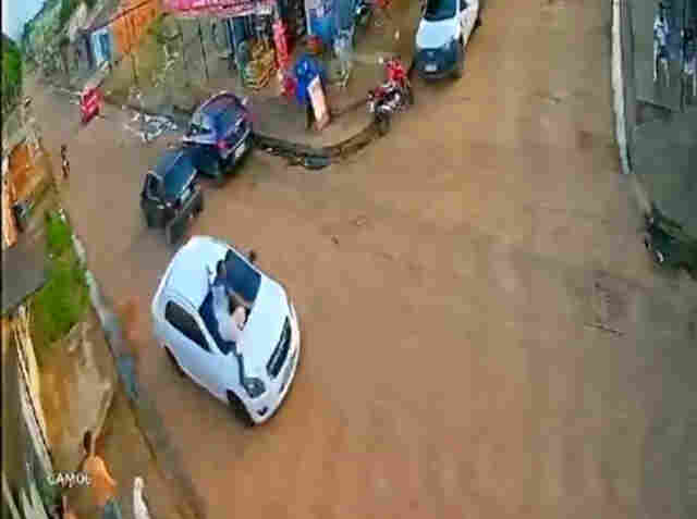 Vídeo: Jovem atropela ex-marido, carrega homem no capô, bate carro em casa e deixa dona em estado grave