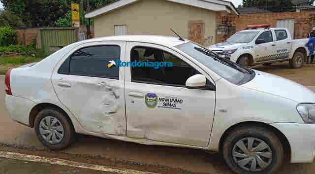 Motorista com carro oficial de Nova União avança preferencial, causa acidente e tenta fugir