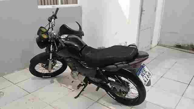 Monitorado avança sinal vermelho na frente da PM e é preso com moto roubada
