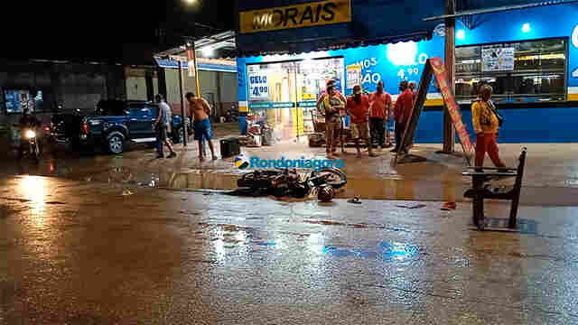 Dupla tenta matar jovem em mercado, pai reage e atinge criminoso com peixeira