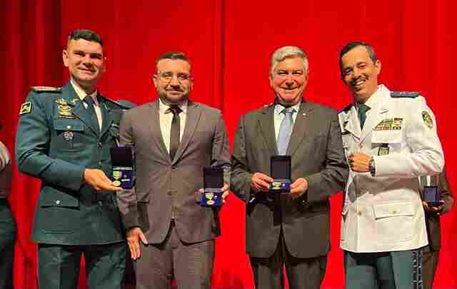 Deputado Ribeiro do Sinpol é condecorado com medalhas em solenidade de 80 anos da banda da PMRO