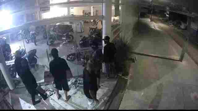 Vídeo: em Jaru, 7 Criminosos invadem concessionária e fogem com várias motos