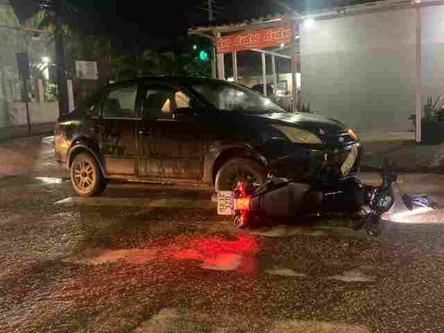 Mãe e filho ficam feridos após colisão frontal entre carro e moto
