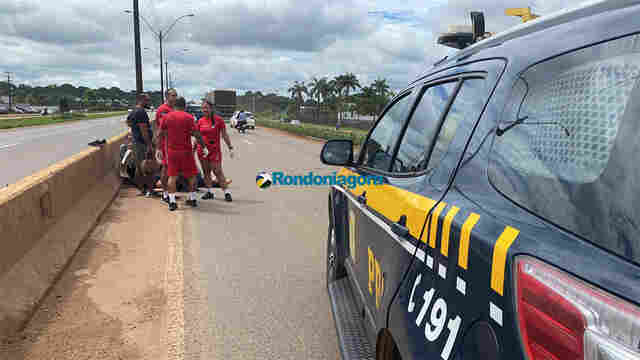 Colisão entre carro e moto na BR-364 deixa dois feridos em Porto Velho