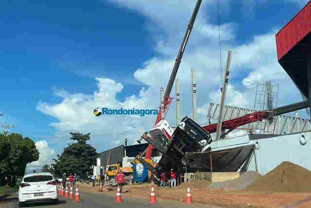 Vídeo: guindaste tomba em cima de obra da Unisapiens em Porto Velho