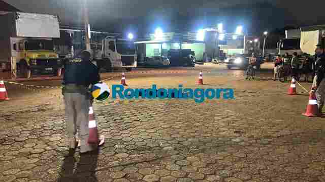 Criminosos abordam casal em pátio de posto e executam homem a tiros