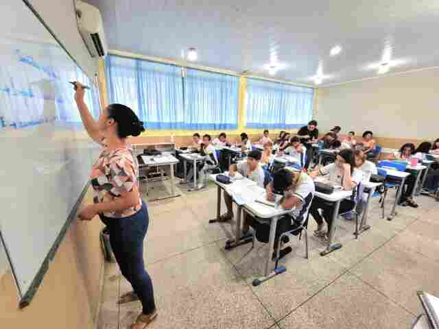 Governo de Rondônia anuncia adesão a atualização do piso do magistério a todos os profissionais da Educação