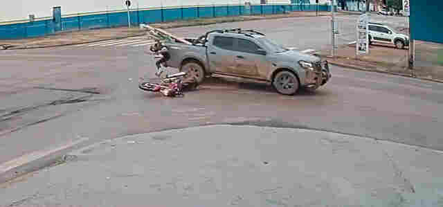 Grave acidente entre caminhonete e moto é registrado por câmera de segurança em Porto Velho
