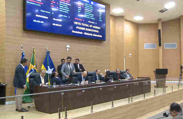 Deputados aprovam reajuste salarial para técnicos e analistas educacionais