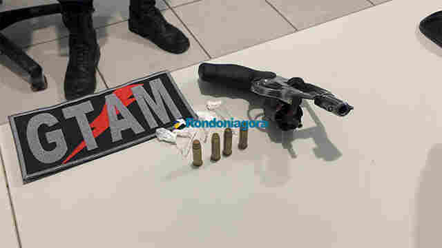 Jovem que foi atacado a tiros em mercado é preso com arma em carro de aplicativo