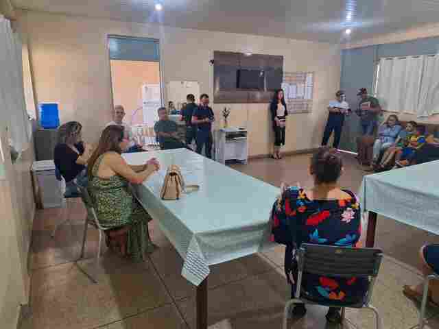 Vereadora Ellis Regina visita escolas e se reúne com trabalhadores da educação