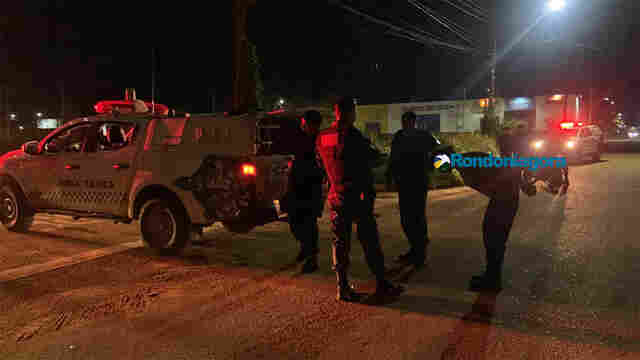 PM prende dupla com moto roubada após perseguição e troca de tiros na capital